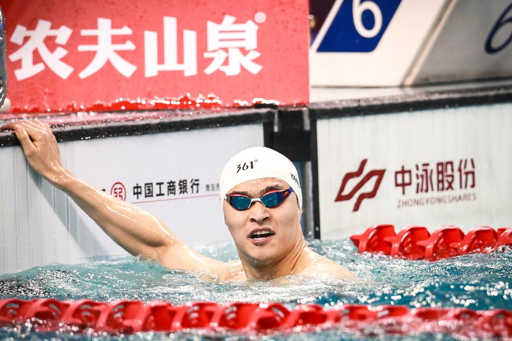 前锋关键时刻进球锁定胜利